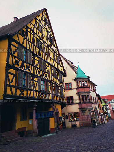 Central street of Riquewihr- one of the most beautiful villages in Alsace, France with colorful traditional half-timbered houses. Стоковое фото, агентство Ingram Publishing / Фотобанк Лори