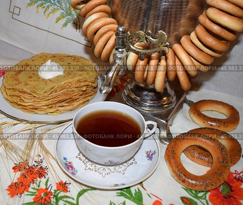 Чаепитие в русском стиле, с самоваром, с блинами и c баранками. Стоковое фото, фотограф Photolart / Фотобанк Лори
