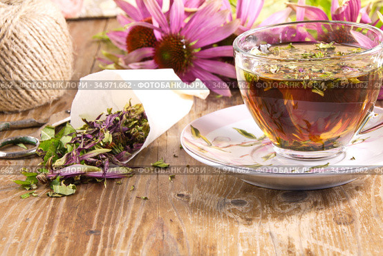 Чайный напиток  с эхинацеей пурпурной (Echinacea purpurea) сушеной,применяется в народной медицине как противовирусное. Стоковое фото, фотограф Наталия Кузнецова / Фотобанк Лори