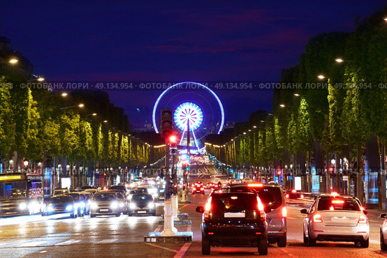 Champs Elysees avenue in Paris at France. Стоковое фото, агентство Ingram Publishing / Фотобанк Лори