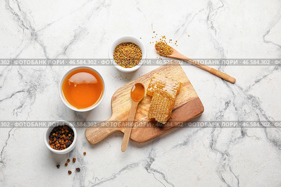 Чаша с медом и различными продуктами пчеловодства на фоне белого мрамора. Стоковое фото, фотограф Pixel_shot / Фотобанк Лори