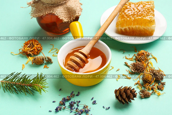 Чаша с вкусным медом, медовая ложка, медовые соты и сушеные цветы на бирюзовом фоне, крупным планом. Стоковое фото, фотограф Pixel_shot / Фотобанк Лори