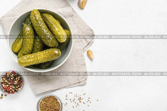 Чаша с вкусными ферментированными огурцами на светлом фоне. Стоковое фото, фотограф Pixel_shot / Фотобанк Лори