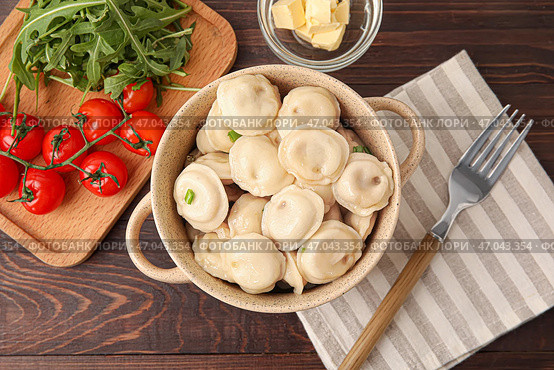 Чаша с вкусными варениками на деревянном фоне. Стоковое фото, фотограф Pixel_shot / Фотобанк Лори