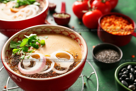 Чаша вкусного супа из чечевицы на цветном фоне. Стоковое фото, фотограф Pixel_shot / Фотобанк Лори