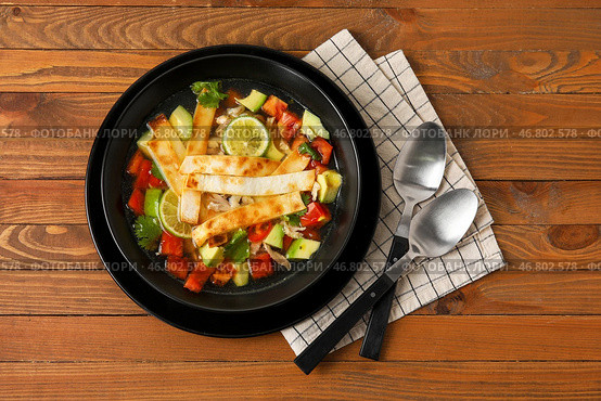 Чаша вкусного супа Сопа де Лима на деревянном фоне. Стоковое фото, фотограф Pixel_shot / Фотобанк Лори
