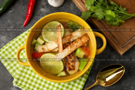 Чаша вкусного супа Сопа де Лима на темном фоне. Стоковое фото, фотограф Pixel_shot / Фотобанк Лори