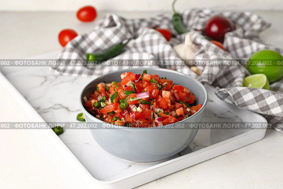 Чаша вкусной сальсы Пико де Галло на столе. Стоковое фото, фотограф Pixel_shot / Фотобанк Лори