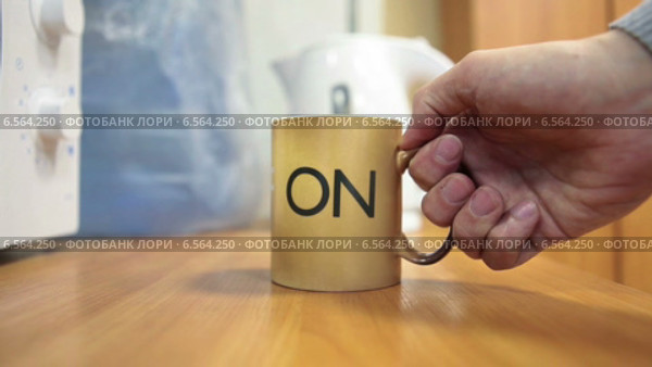 Чашка с надписью OFF переворачивается на надпись ON и приближается к камере. Стоковое видео, видеограф Кекяляйнен Андрей / Фотобанк Лори