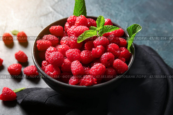 Чашка с свежими малинами и мятой, крупным планом. Стоковое фото, фотограф Pixel_shot / Фотобанк Лори