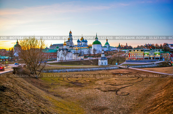 Часовня Параскевы Пятницы и Троице-Сергиева лавра на закате. Сергиев Посад. Московская область (2020 год). Редакционное фото, фотограф Сергей Афанасьев / Фотобанк Лори