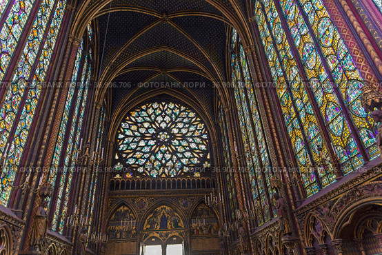 Часовня Сент-Шапель (Sainte-Chapelle). Интерьер Верхней капеллы - витражи. Париж, Франция (2018 год). Редакционное фото, фотограф Сергей Рыбин / Фотобанк Лори