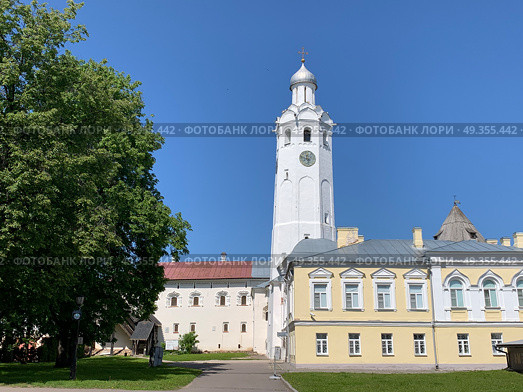 Часозвоня 1673 г на территории Новгородского кремля (Детинца) солнечным безоблачным летним днем. Стоковое фото, фотограф Елена Яворская / Фотобанк Лори