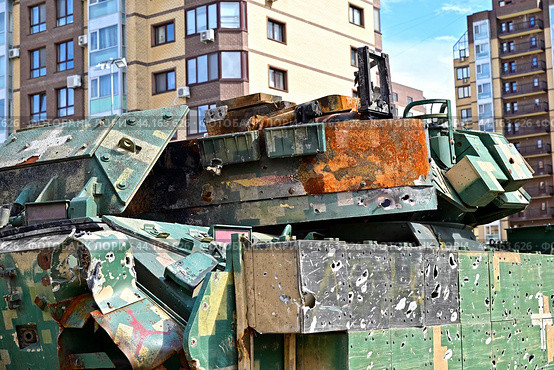 Часть уничтоженной американской БМП W2A2 «BRADLEY». Гусеничная бронированная машина армии США. Передвижная выставка трофейной техники НАТО "Сила v правде- гордость и победа" (2024 год). Редакционное фото, фотограф Александр Тараканов / Фотобанк Лори