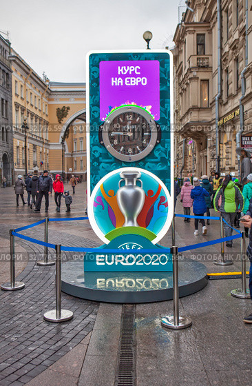 Часы обратного отсчета до "Евро-2020" по футболу. Большая Морская улица. Санкт-Петербург (2019 год). Редакционное фото, фотограф Сергей Афанасьев / Фотобанк Лори