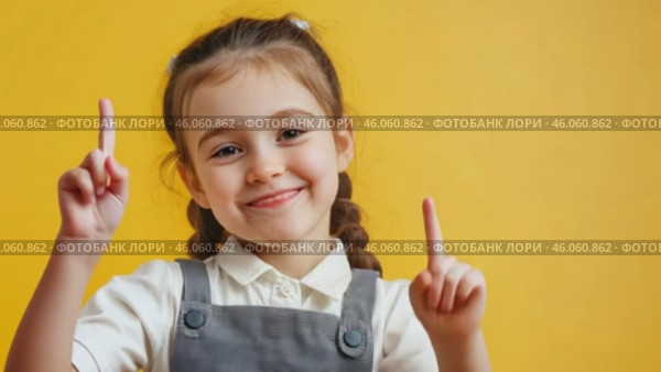 Cheerful child pointing on yellow background in playful sequence. Стоковое AI-видео, аниматор Zakharova Natasha / Фотобанк Лори