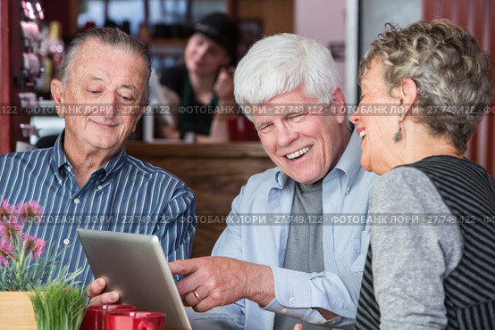 Cheerful Man in Coffee House using Tablet Computer. Стоковое фото, фотограф Scott Griessel / PantherMedia / Фотобанк Лори