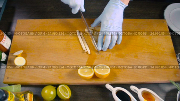 Chef Cuts Lemon And Toasted Bread on Board. Стоковое видео, видеограф Станислав Панкратов / Фотобанк Лори