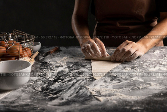 chef rolling dough triangle croissant. Стоковое фото, агентство Ingram Publishing / Фотобанк Лори