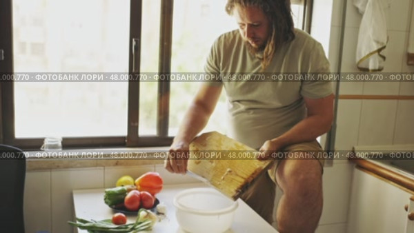 Chef scraping chopping board into bowl in kitchen. Стоковое видео, видеограф Константин Шишкин / Фотобанк Лори