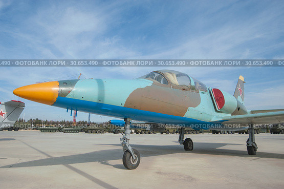 Чехословацкий учебно-тренировочный самолёт Аэро Л-39 «Альбатрос» (Aero L-39 Albatros) в парке Патриот, вид слева-спереди (2016 год). Редакционное фото, фотограф Малышев Андрей / Фотобанк Лори