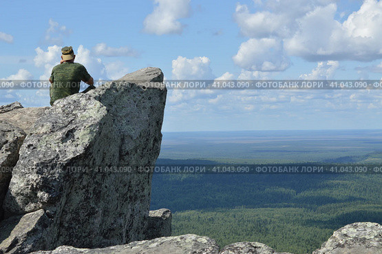 Человек на скале Полюд (2023 год). Редакционное фото, фотограф Роман Ушаков / Фотобанк Лори