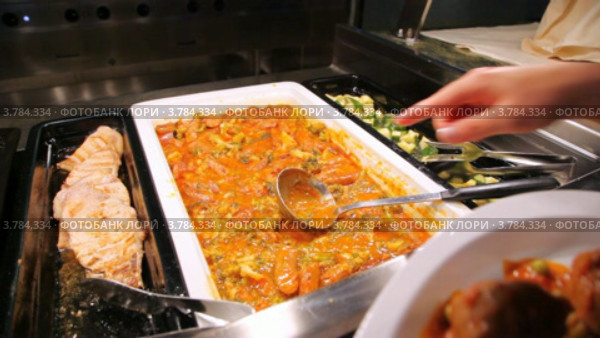 Человек накладывает себе овощи и мясо в белую тарелку. Стоковое видео, видеограф Losevsky Pavel / Фотобанк Лори