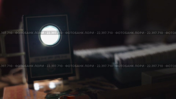 Человек показывает слайды, используя проектор. Стоковое видео, видеограф Константин Колосов / Фотобанк Лори