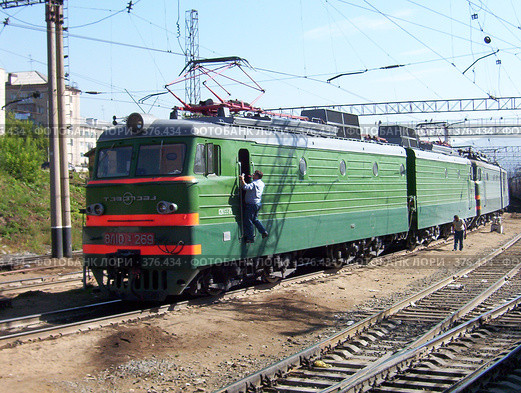 Человек входит в электровоз (2005 год). Редакционное фото, фотограф Алексей Стоянов / Фотобанк Лори