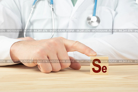 Chemical element Se necessary for human health. essential vitamins and element for humans. Se alphabet on wood cube. doctor recommends taking selenium. doctor talks about the benefits of selenium. Стоковое фото, фотограф Павел Муравьев / Фотобанк Лори
