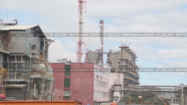 chemical plant works in summer. Стоковое видео, видеограф Алексей Сергеев / Фотобанк Лори