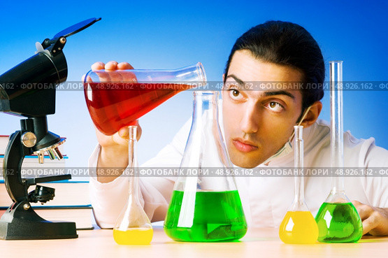 Chemist in the lab experimenting with solutions. Стоковое фото, агентство Ingram Publishing / Фотобанк Лори