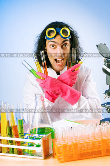 Chemist in the lab experimenting with solutions. Стоковое фото, агентство Ingram Publishing / Фотобанк Лори