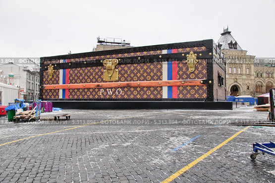 Чемодан-павильон "Louis Vuitton" на Красной площади (2013 год). Редакционное фото, фотограф Алёшина Оксана / Фотобанк Лори