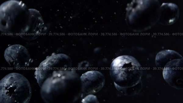 Черника под водой. Ягоды падают в воду. Подводная съёмка. Стоковое видео, видеограф Семён Прудий / Фотобанк Лори