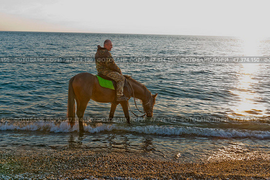 Черное море, осень, закат солнца, всадник на водопое коня,  Краснодарский край, Туапсинский район, Михайловская бухта. Стоковое фото, фотограф Александр Циликин / Фотобанк Лори