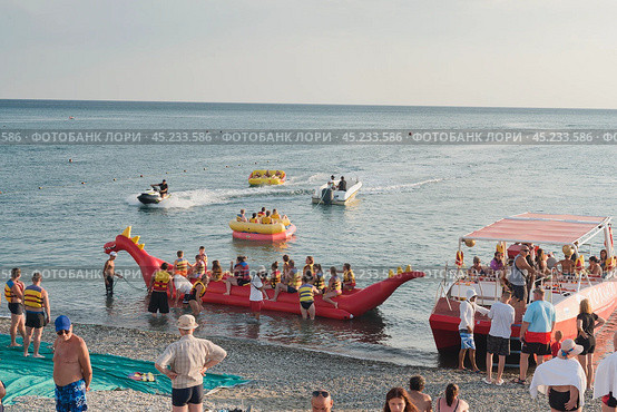 Черное море,    пляж, Краснодарский край, Туапсинский район, Бухта Михайловская водные развлечения (2024 год). Стоковое фото, фотограф Александр Циликин / Фотобанк Лори