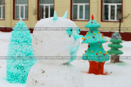 Чертик из снега с бирюзовыми рожками и глазами. Стоковое фото, фотограф Анатолий Матвейчук / Фотобанк Лори