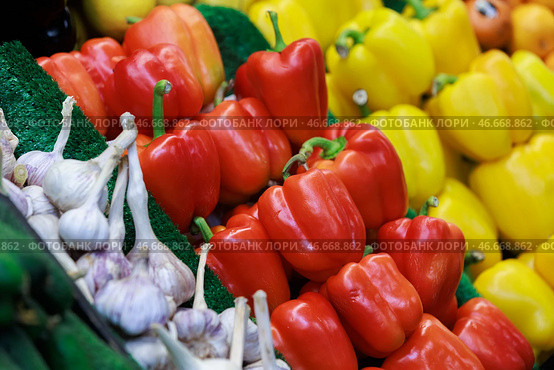 Чеснок и перцы на продуктовом прилавке. Стоковое фото, фотограф Сергей Елагин/Бизнес Online / ТАСС / Фотобанк Лори