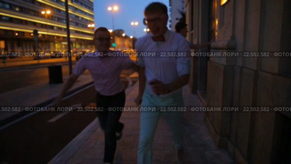 Четверо парней валяют дурака. Стоковое видео, видеограф Виктор Аллин / Фотобанк Лори