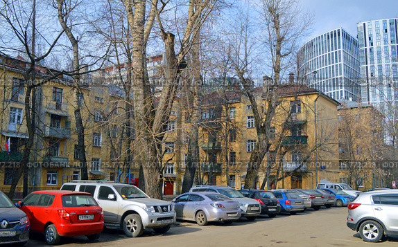 Четырёхэтажный шестиподъездный шлакоблочный жилой дом (Москва, Новозаводская улица, 8/8 корпус 6) (2017 год). Редакционное фото, фотограф Александр Замараев / Фотобанк Лори