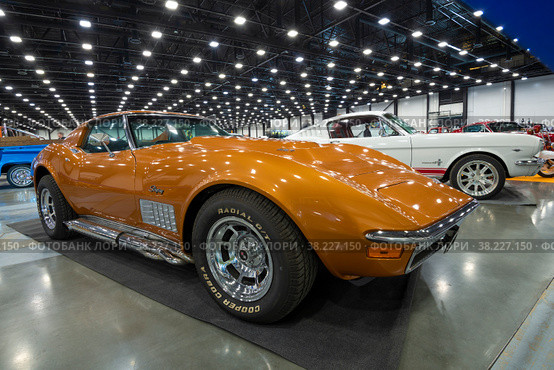 Chevrolet Corvette C3 1971года выпуска крупным планом. Автошоу ретро автомобилей "Олдтаймер Галерея - 2022" Редакционное фото, фотограф Виктор Карасев / Фотобанк Лори