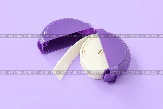 Chewing gum in plastic box on lilac background. Стоковое фото, фотограф Pixel_shot / Фотобанк Лори