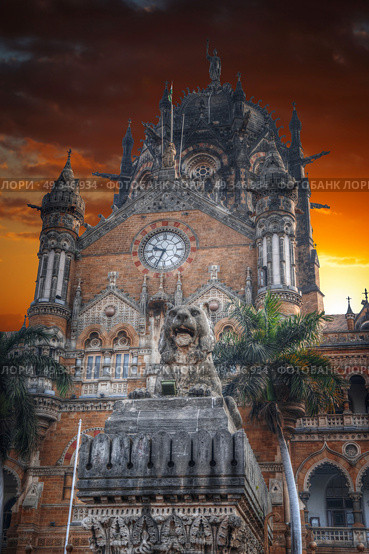Chhatrapati Shivaji, the former Victoria Terminus - a historical railway station in the Indian city of Mumbai, one of the busiest in India. Стоковое фото, агентство Ingram Publishing / Фотобанк Лори