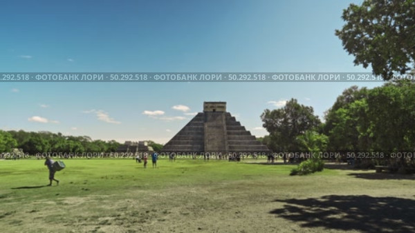 Chichen Itza Pyramid Kukulcan Wide View Tourists Park Setting. Стоковое видео, видеограф Поскребышев Михаил / Фотобанк Лори
