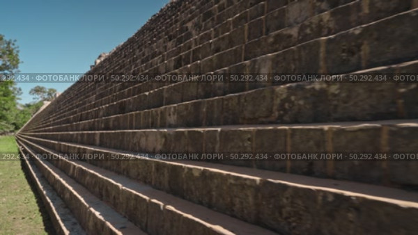 Chichen Itza Temple Of Warriors Stone Stairs Long Perspective View. Стоковое видео, видеограф Поскребышев Михаил / Фотобанк Лори