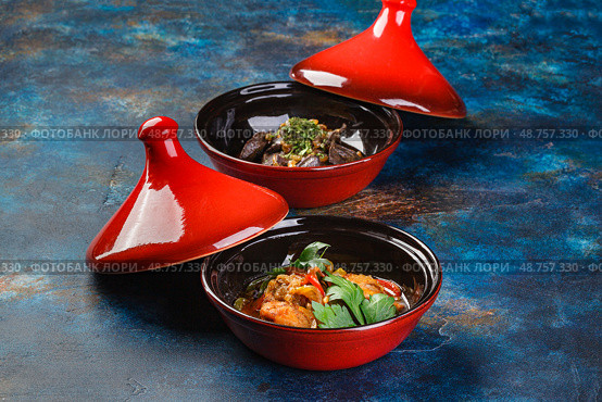 Chicken and liver dishes cooked in tagine. Traditional way of cooking food in Arab countries. Стоковое фото, фотограф Ирина Буракова / Фотобанк Лори