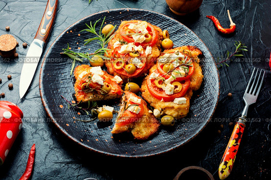 Chicken chops with tomato, olives and cheese. Healthy keto. Tasty breaded chicken meat steaks. Стоковое фото, агентство Ingram Publishing / Фотобанк Лори