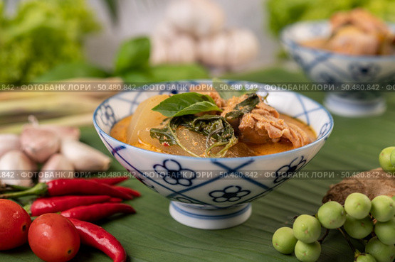 Chicken curry with Wax gourd in a ceramic cup, Selective focus. Стоковое фото, агентство Ingram Publishing / Фотобанк Лори