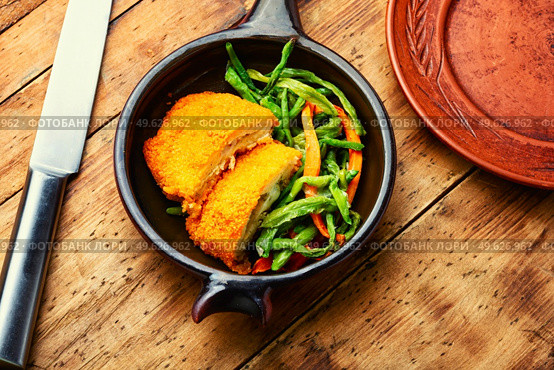 Chicken cutlet with a garnish from asparagus beans and carrots. Ukrainian traditional food. Chicken cutlets and vegetable garnish. Стоковое фото, агентство Ingram Publishing / Фотобанк Лори